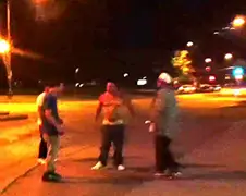 Gast heeft geen enkele moeite met 3 tegenstanders...