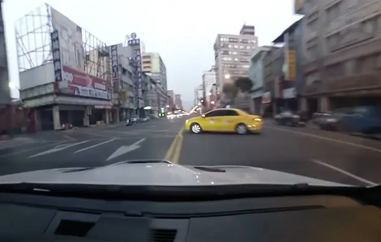 Gast in Taiwan wil in de auto indruk maken op zijn vriendinnetje!