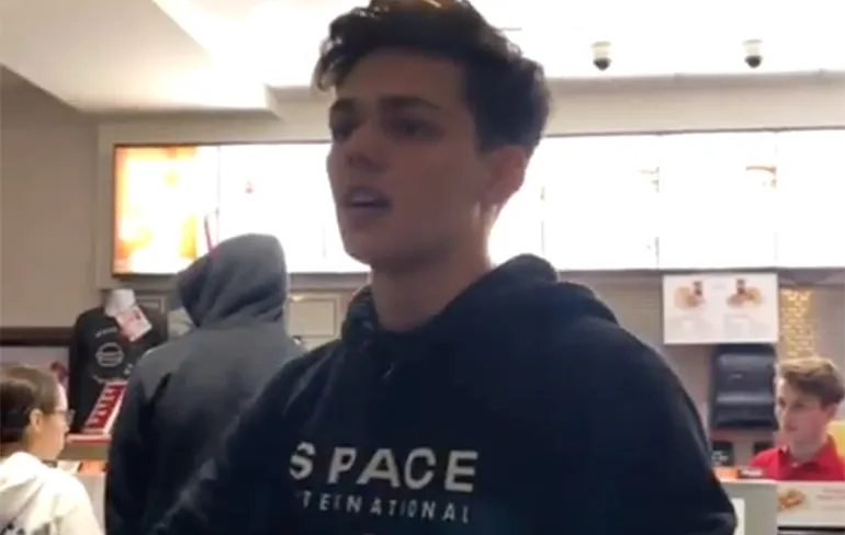 Gast kondigt zwangerschap van zijn zus aan in fast food restaurant