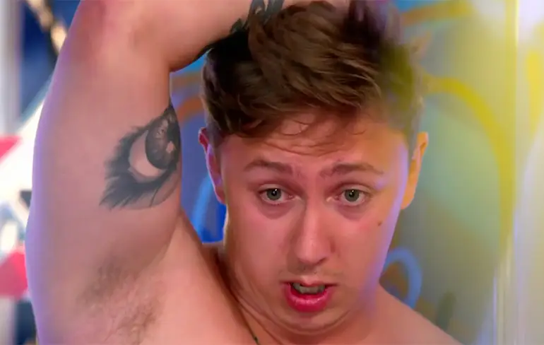 Gast krijgt hele mooie tattoo cadeau in show Just Tattoo of Us