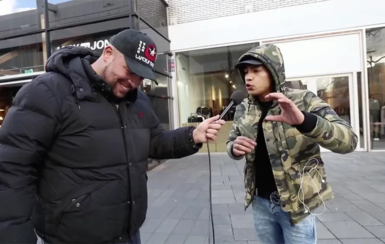 Gast legt tijdens Supergaande straatinterview uit wat een boterhampussy is