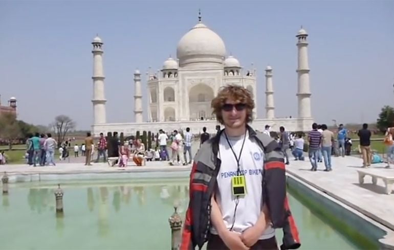 Gast maakt hilarisch reisverslag van zijn trip op motorfiets door India