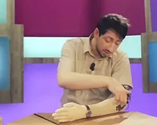 Gast met mechanische arm drukt op Fap knop