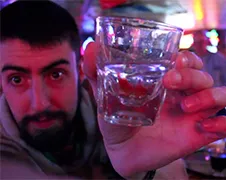 Gast neemt een Jaeger shotje met een goudvis...