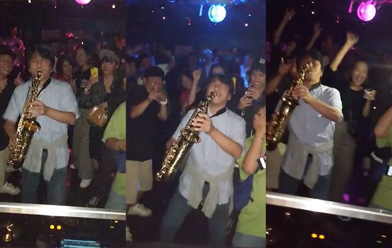 Gast neemt saxophone mee naar de club