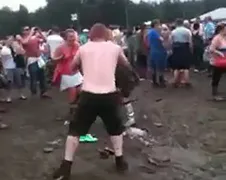 Gast op festival glijdt onder plassende vrouw...