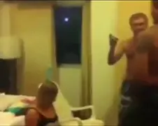 Gast schopt flesje van hoofd vriendin... bijna dan!
