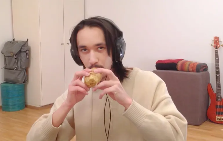 Gast speelt Sandstorm van Darude op een aardappel