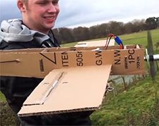 Gasten maken vliegend RC vliegtuig van karton