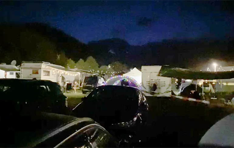 Gasten Oranje camping Oostenrijk koppelen verlichting en bouwen feestje
