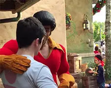 Gaston uit Beauty and the Beast doet Push Up wedstrijdje...