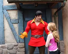 Gaston uit Beauty and the Beast doet wedstrijdje armpje drukken...