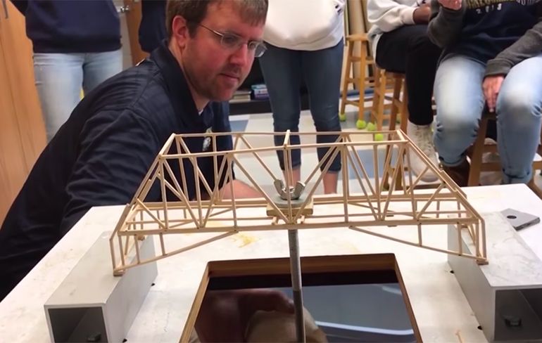 Gebouwde bruggen van studenten natuurkunde worden getest