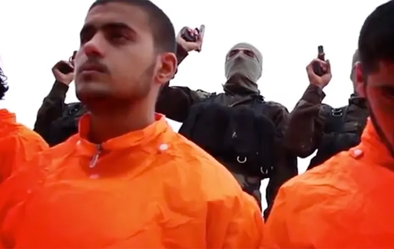 Geen gewone executie: Syrische rebellen houden ISIS strijders onder schot...