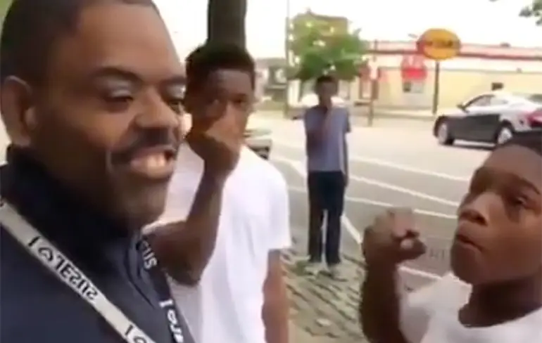 Geestelijk gehandicapte man in Philadelphia krijgt Sucker Punch van tuig