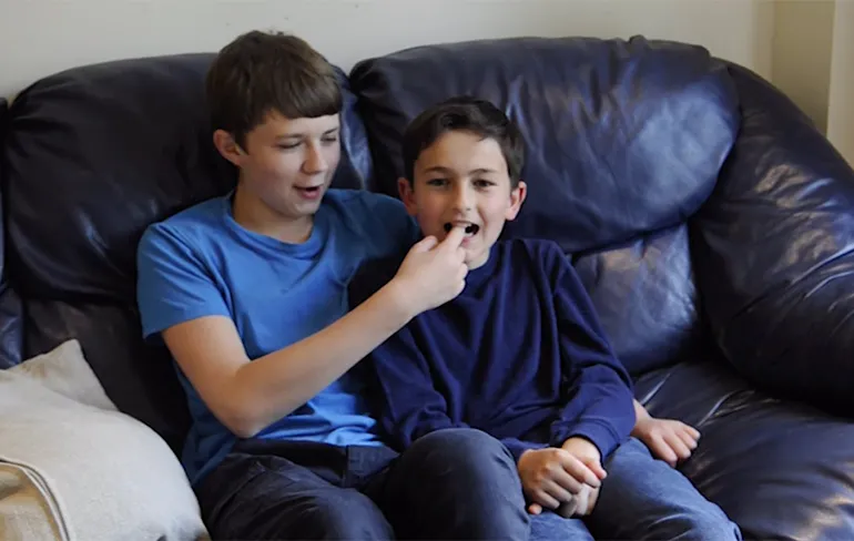 Gefeliciteerd, Charlie Bit My Finger video is 10 jaar oud!