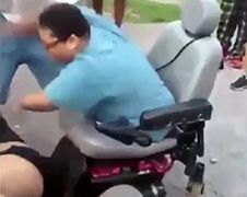 Gehandicapte vrouw in rolstoel springt tussen vechtpartij