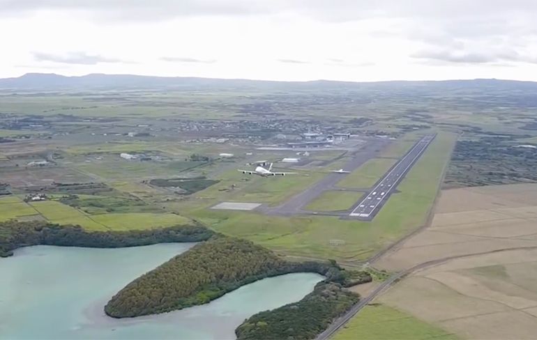 Gek filmt opstijgen Airbus A380 met drone op Mauritius