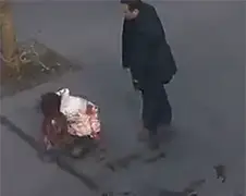 Gekke Chinees steekt en trapt vrouw op straat