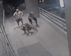 Gekke Poolse Hooligans nemen leider rivaliserende hooligans te grazen...