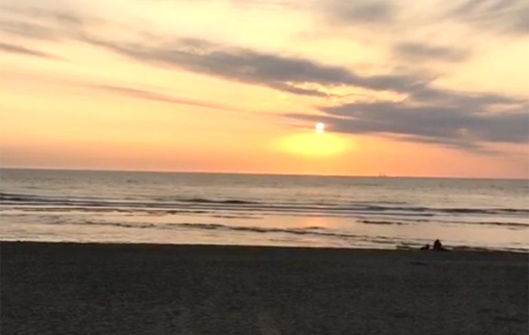 Genieten van een romantische zonsondergang in Noordwijk aan Zee
