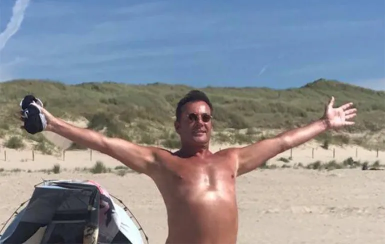 Gerard Joling is lekker aan het genieten in Bergen aan Zee!
