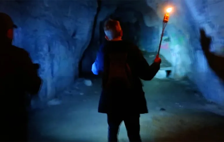 Gevaarlijk: Youtubers overnachten in grotten Sint Pietersberg, maar verdwalen!