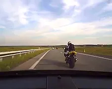 Gevalletje instant karma voor vervelende motorrijder