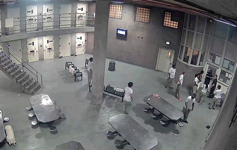 Gevangenen Cook County Jail nemen twee bewakers te grazen!