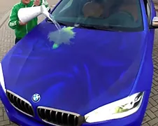 Gewone blauwe BMW X6 wordt de Hulk als je er water op gooit
