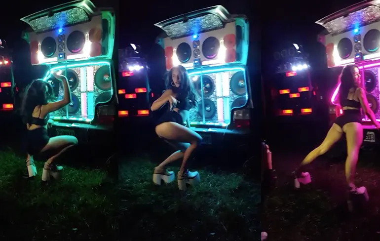 Gewoon een dame die dansje doet bij auto die ramvol speakers zit