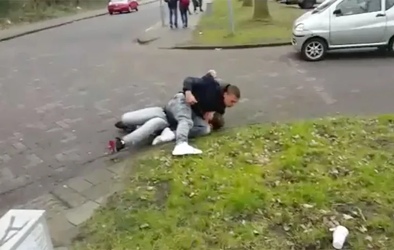 Gewoon een gezellig Worldstar gevecht op een school in Den Helder...