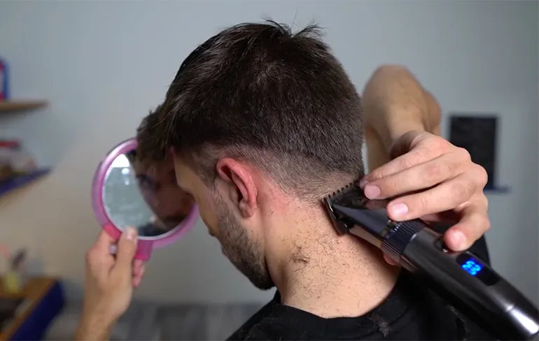 Gewoon een handige video hoe je je eigen haar kunt knippen in lockdown