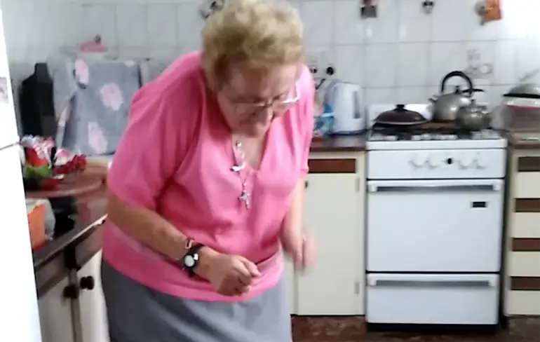 Gewoon een lekker dansje van oma omdat het vrijdag is!