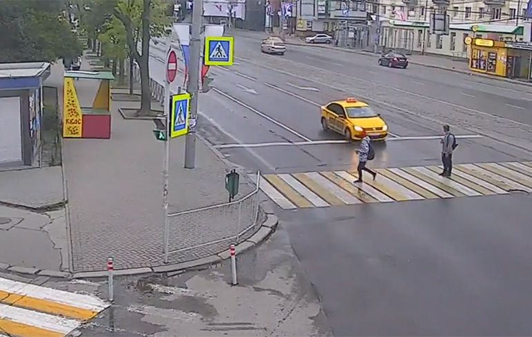 Gewoon een normale dag in Rusland: Voetgangers op zebrapad vs passagier taxi