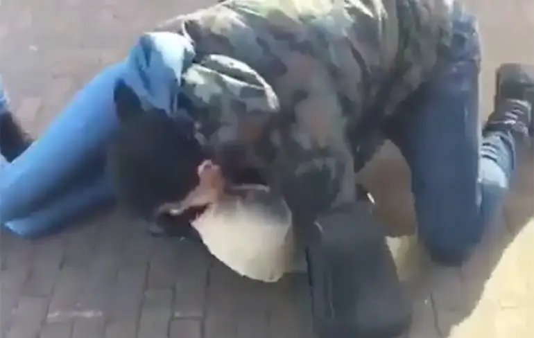 Gewoon even gezellig een meisje afranselen, omdat het moet?