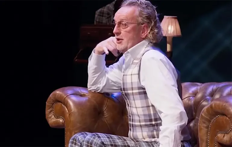 Gewoon Ton Kas die een hele hoop moppen tapt