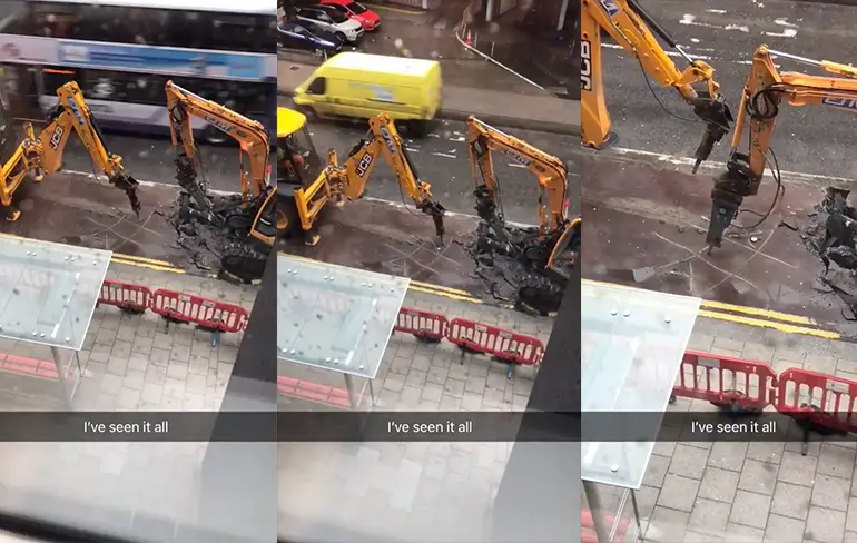Gewoon twee graafmachines die een potje boter, kaas en eieren spelen