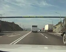 Gewoon wat gevechtsvliegtuigen en helikopters boven Russische snelweg...