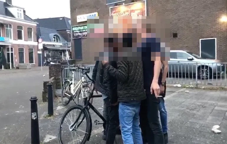 Gezellig kopschoppen tijdens vechtpartij in Heerenveen