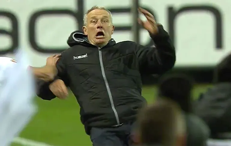 Gezellig matten in Duitsland als Freiburg-trainer een beuk krijgt