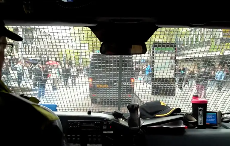 Gezellig meerijden met de ME tijdens rellen in Rotterdam