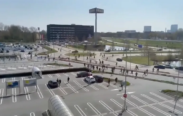 Gezellig middagje matten tussen voetbalsupporters bij Ikea Delft, 32 aanhoudingen