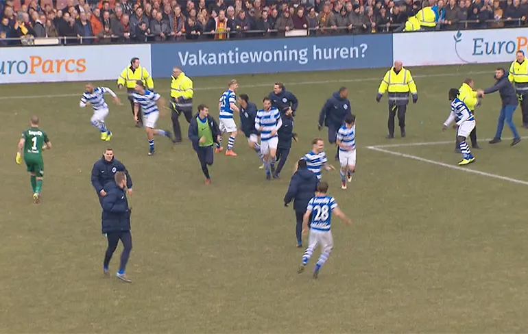 Gezellig rellen op het veld na Go Ahead Eagles - De Graafschap