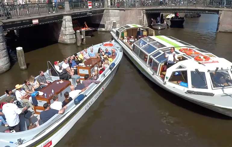 Gezellige chaos op de Amsterdamse grachten