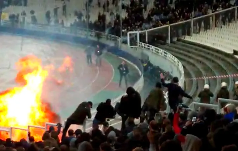 Gezellige oorlog op de tribune bij de wedstrijd AEK Athene - Ajax