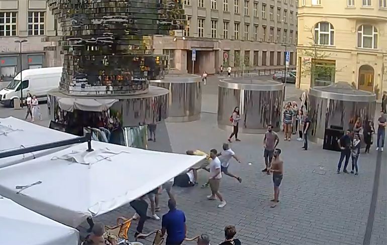 Gezelligheid in Praag: 7 Nederlanders slaan ober in elkaar