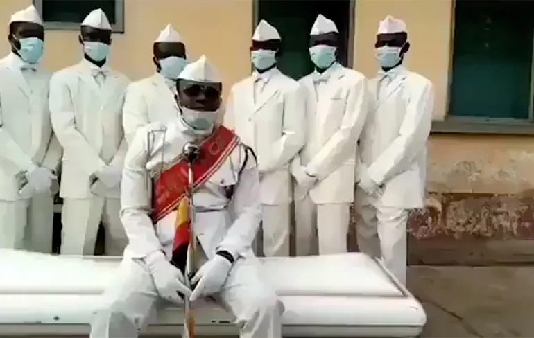 Ghanese Grafkistdragers bedanken dokters