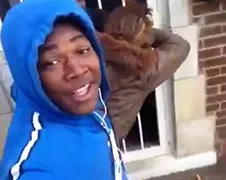 Ghetto dude maakt selfies als vriendin mot heeft met Momma