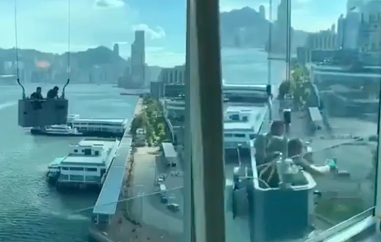 Glazenwassers zitten in netelige situatie op winderige dag in Hong Kong